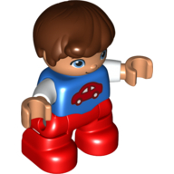 Деталь LEGO Duplo Figure Child -Reddish Brown Hair Combed Forward with Curl - Blue Top with White Sleeves and Red Car Print - Light Flesh Face and Hands - Red Legs, Голубой