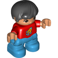 Деталь LEGO Duplo Figure Child - Black Hair Combed Forward with Curl - Red Top with Rocket Ship Print - Light Flesh Face and Hands - Dark Azure Legs, Красный