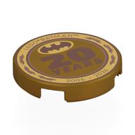Деталь LEGO Tile Round 2 x 2 with 'LEGO BATMAN', '20 YEARS', '2006-2026' and Batman Symbol Print, Жемчужно-золотой