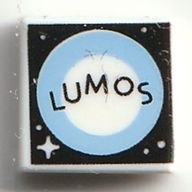 Деталь LEGO Tile 1 x 1 with Black 'LUMOS' print, Белый