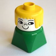Деталь LEGO Duplo 2 x 2 x 2 Figure Brick Early, Straight Hair Yellow, Nose Freckles Print, Зеленый