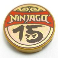Деталь LEGO Tile Round 2 x 2 with NINJAGO on Red Banner, Black '15' with Face print, Жемчужно-золотой