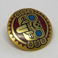 Деталь LEGO Minifig Shield Round Bowed with Aztec Jaguar Face with Dark Azure Eyes and Tongue Sticking Out Print, Жемчужно-золотой