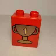 Деталь LEGO Duplo, Brick 1 x 2 x 2 with Trophy Cup Number 1, Dark Gold Print, Красный