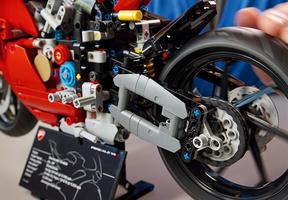 Набор LEGO Ducati Panigale V4 S Motorcycle