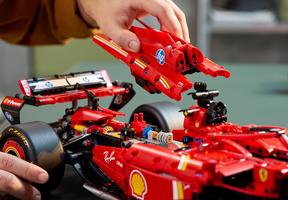 Набор LEGO Ferrari SF-24 F1 Car