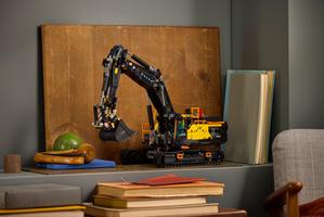 Набор LEGO Volvo EC500 Hybrid Excavator