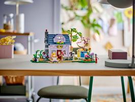 Набор LEGO Beekeepers' House and Flower Garden