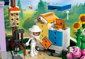 Набор LEGO Beekeepers' House and Flower Garden