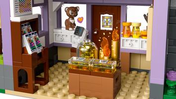 Набор LEGO Beekeepers' House and Flower Garden