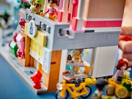 Набор LEGO Heartlake City Apartments and Stores