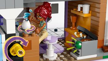 Набор LEGO Heartlake City Apartments and Stores
