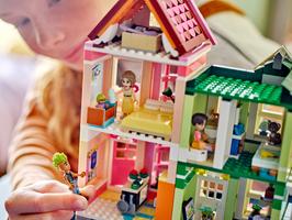 Набор LEGO Heartlake City Apartments and Stores