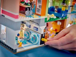 Набор LEGO Heartlake City Apartments and Stores