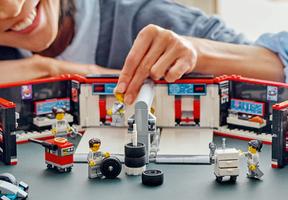 Набор LEGO F1 Garage & Mercedes-AMG & Alpine Cars