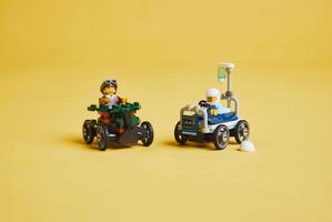Набор LEGO Airplane vs. Hospital Bed Race Car Pack