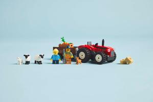 Набор LEGO Red Farm Tractor with Trailer & Sheep