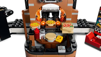 Набор LEGO Пиццерия и техника для доставки