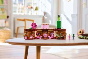 Набор LEGO Glinda & Elphaba's Dormitory