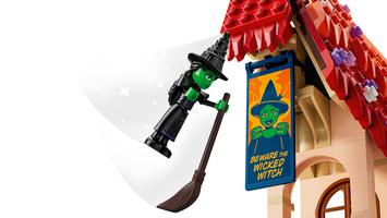 Набор LEGO Glinda & Elphaba Visit Munchkinland