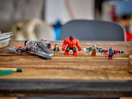 Набор LEGO Captain America vs. Red Hulk Battle