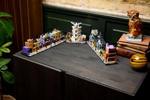 Набор LEGO Diagon Alley Wizarding Shops