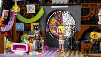 Набор LEGO Wednesday & Enid's Dorm Room