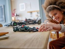 Набор LEGO Mercedes-AMG F1 W15 Race Car