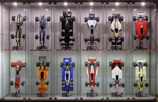 Набор LEGO MOC-26302 Vertical Stand RoscoPC historical Formula 1 models