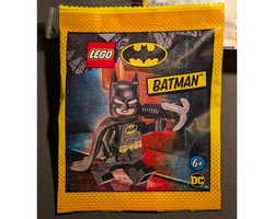 Набор LEGO 212406 Batman with Grappling Hook and Batarang
